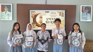SMAN 1 Sukamara Berbagi di Bulan Suci Ramadhan